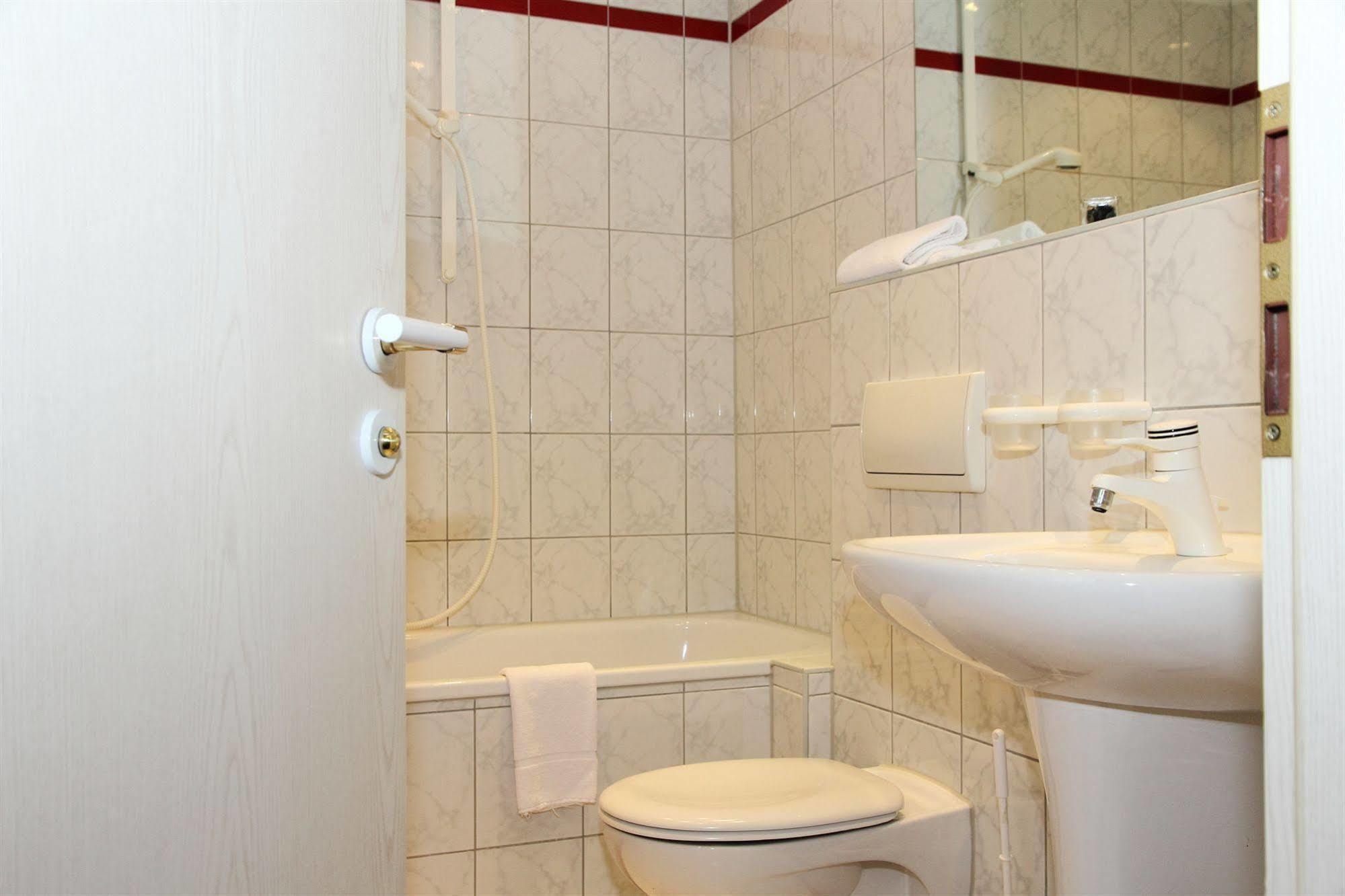 Hotel Und Restaurant Kranichsberg Woltersdorf  Екстер'єр фото