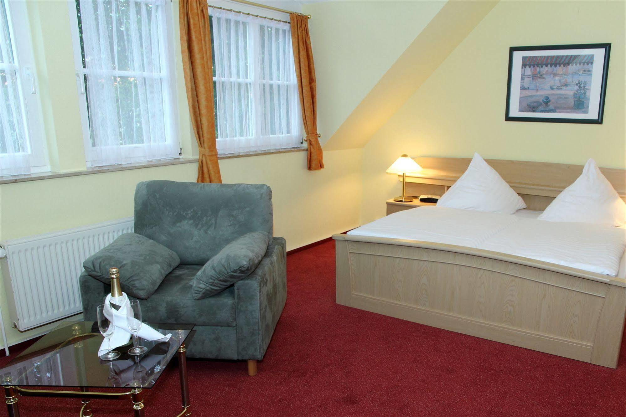 Hotel Und Restaurant Kranichsberg Woltersdorf  Екстер'єр фото